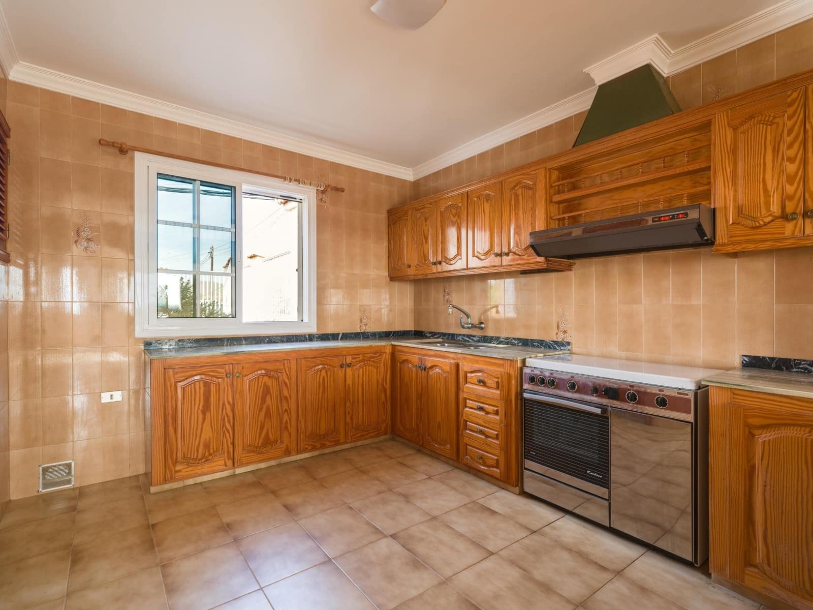 5 bedroom Villa for sale in Montana la Data with pool garage - € 750,000 (Ref: 10173882)
