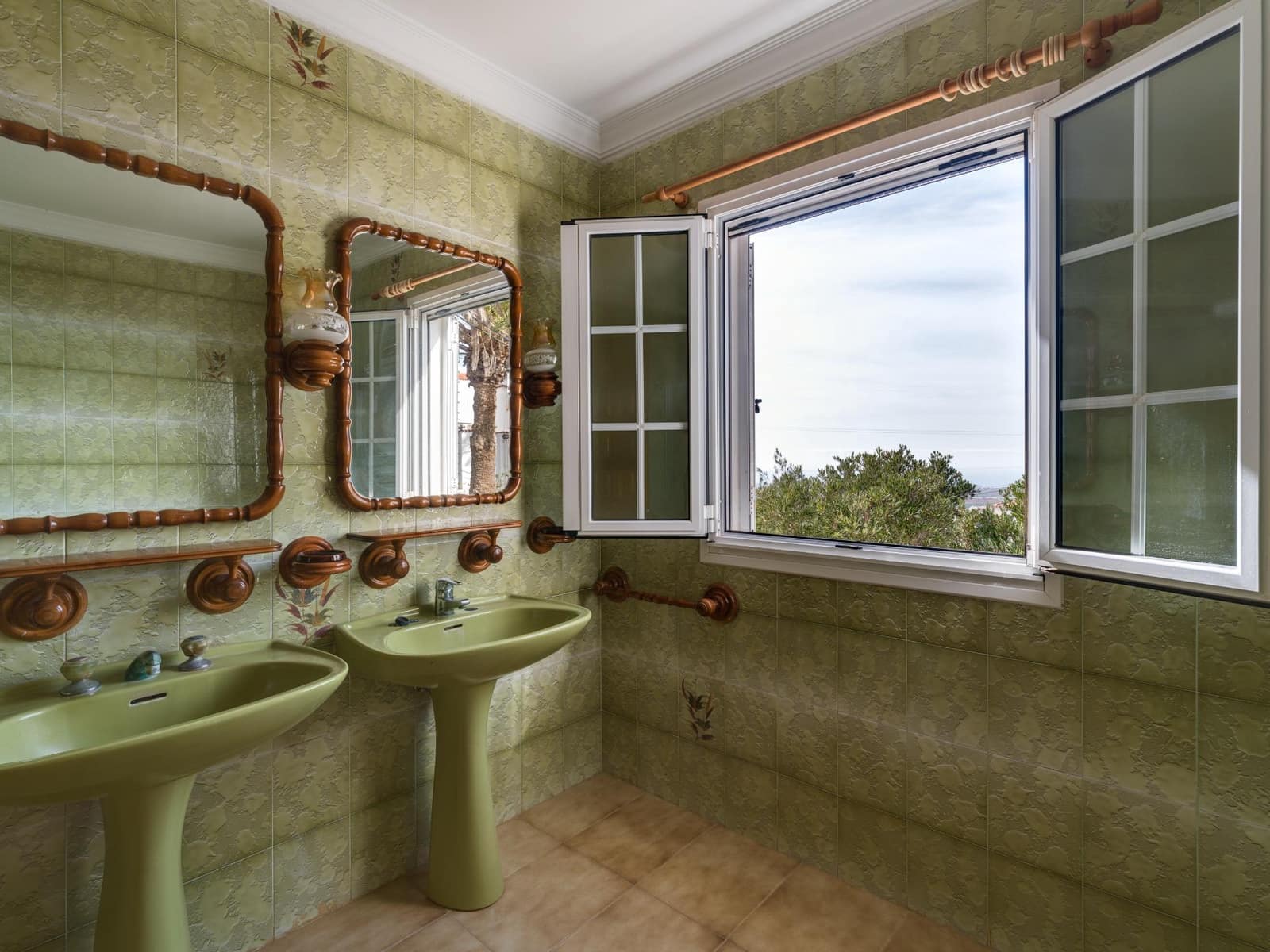 5 bedroom Villa for sale in Montana la Data with pool garage - € 750,000 (Ref: 10173882)