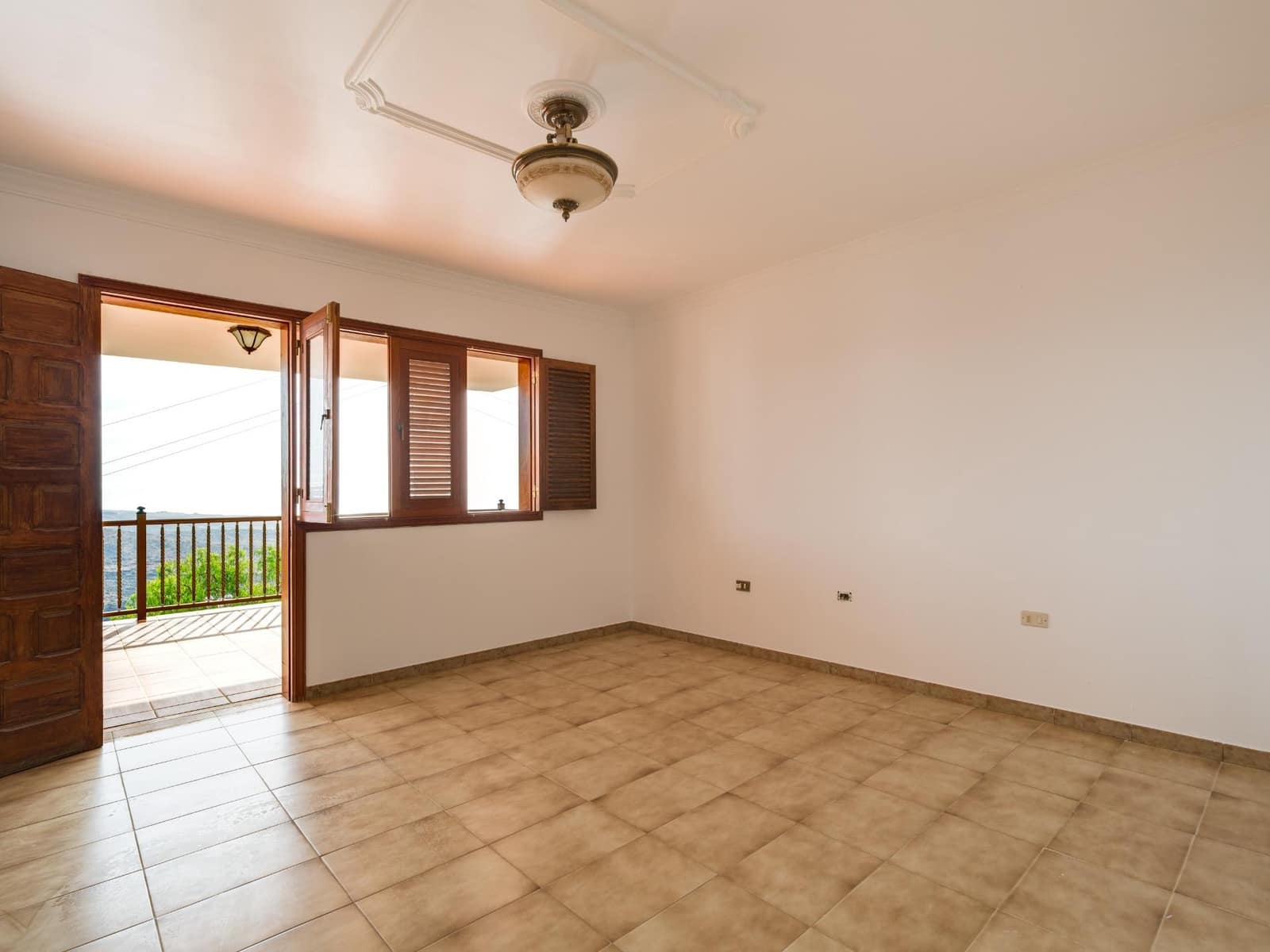 5 bedroom Villa for sale in Montana la Data with pool garage - € 750,000 (Ref: 10173882)