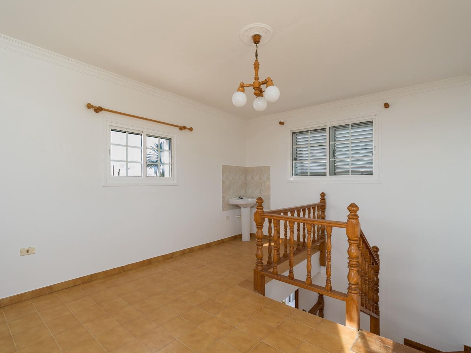 5 bedroom Villa for sale in Montana la Data with pool garage - € 750,000 (Ref: 10173882)