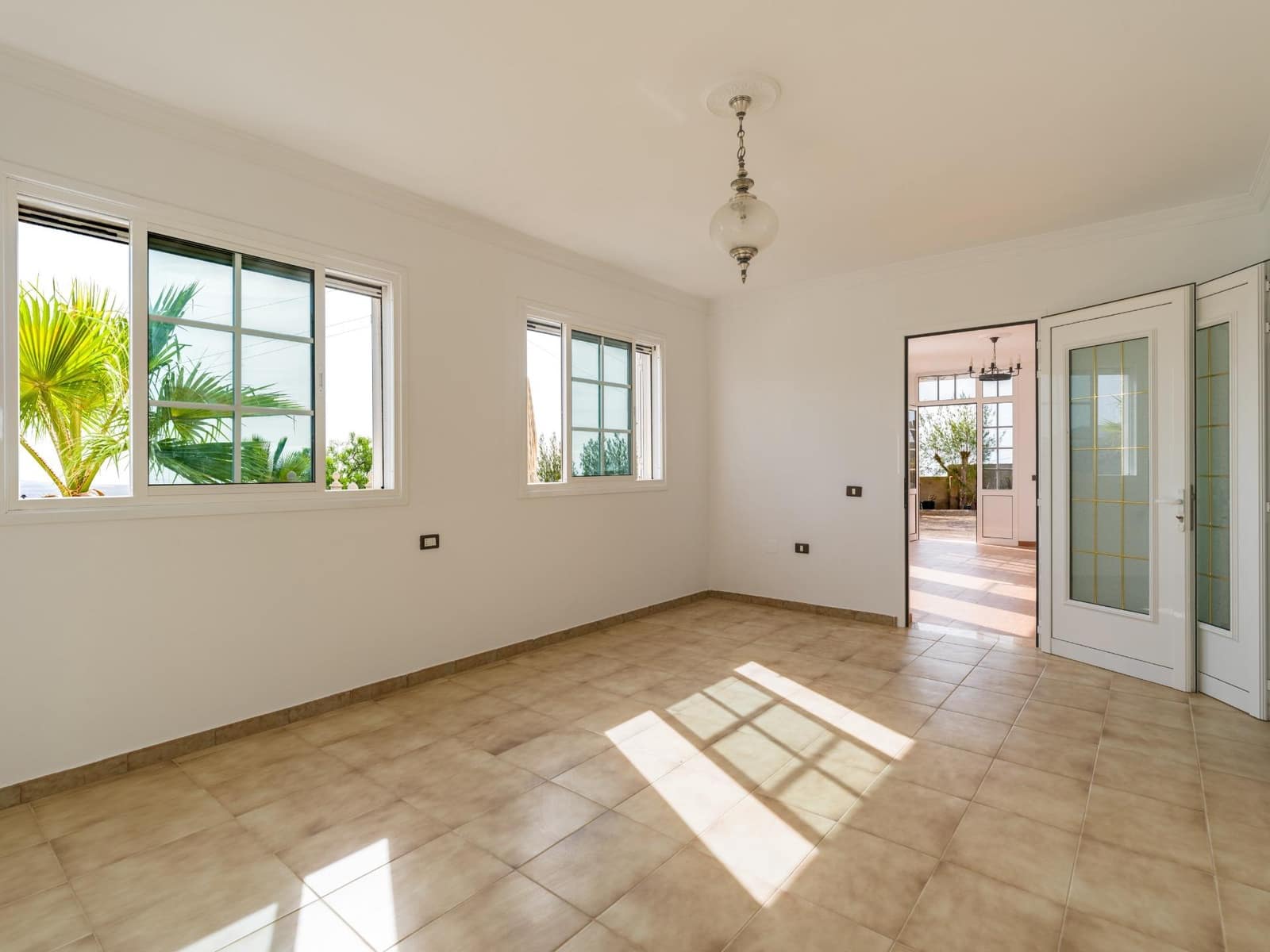 5 bedroom Villa for sale in Montana la Data with pool garage - € 750,000 (Ref: 10173882)