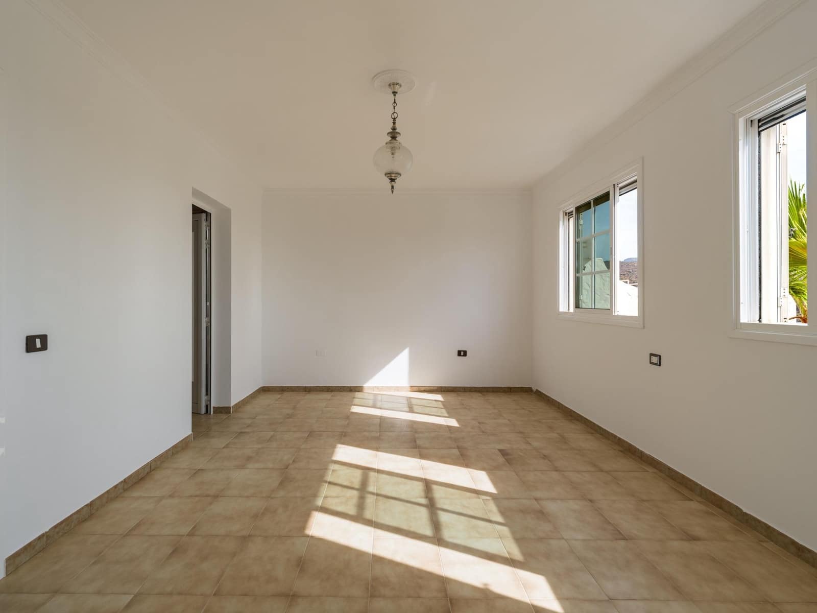 5 bedroom Villa for sale in Montana la Data with pool garage - € 750,000 (Ref: 10173882)