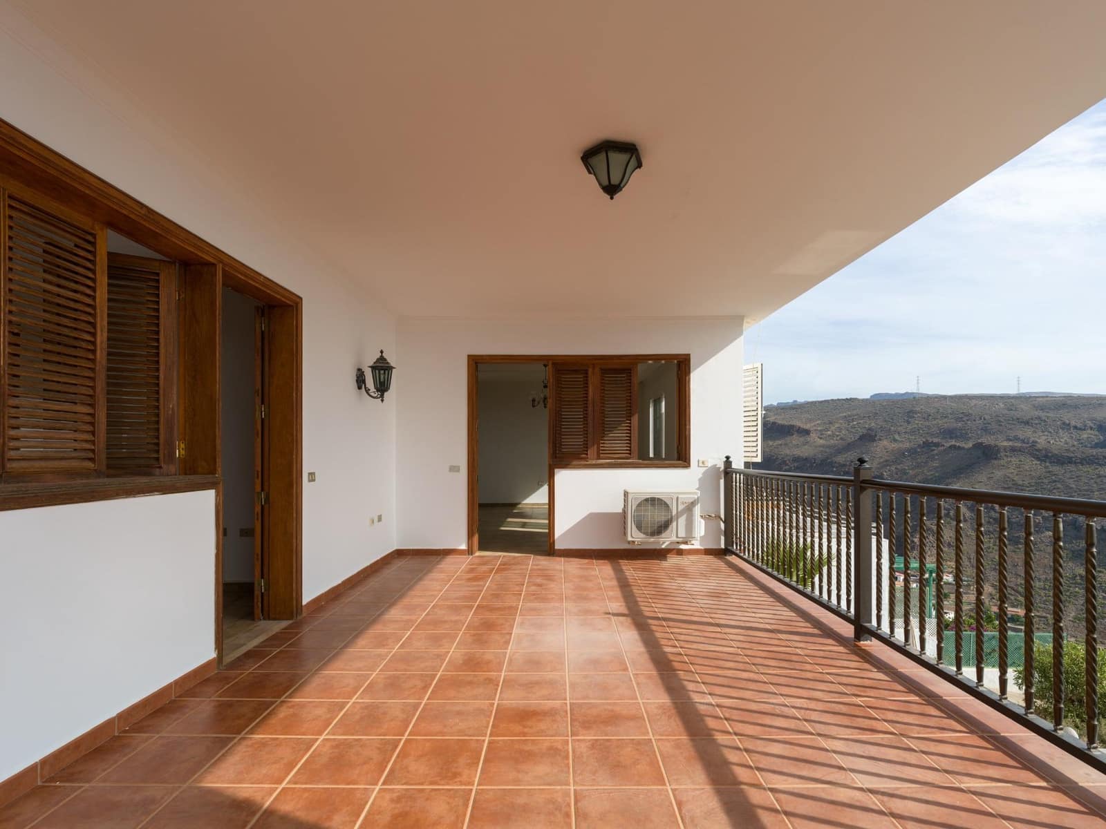 5 bedroom Villa for sale in Montana la Data with pool garage - € 750,000 (Ref: 10173882)