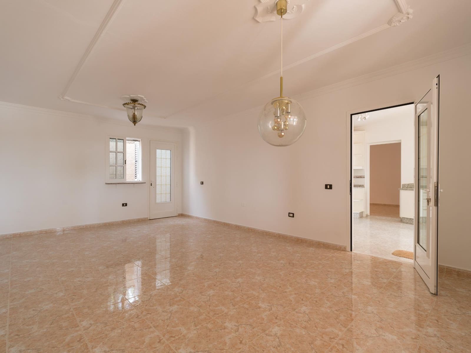 5 bedroom Villa for sale in Montana la Data with pool garage - € 750,000 (Ref: 10173882)