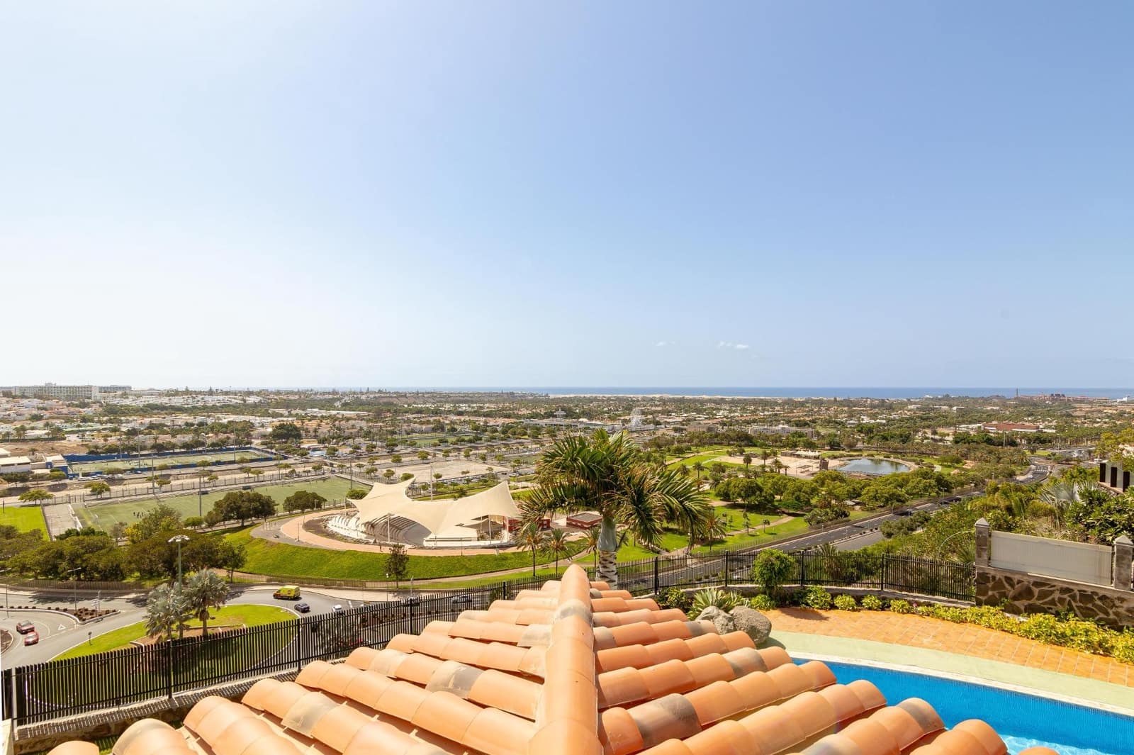 7 slaapkamer Villa te koop in Sonneland met zwembad garage - € 3.500.000 (Ref: 8028576)