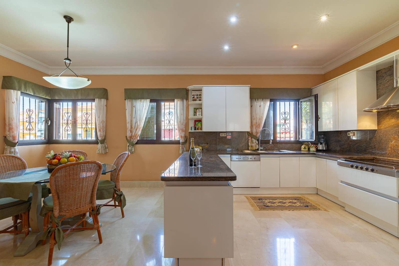 7 slaapkamer Villa te koop in Sonneland met zwembad garage - € 3.500.000 (Ref: 8028576)