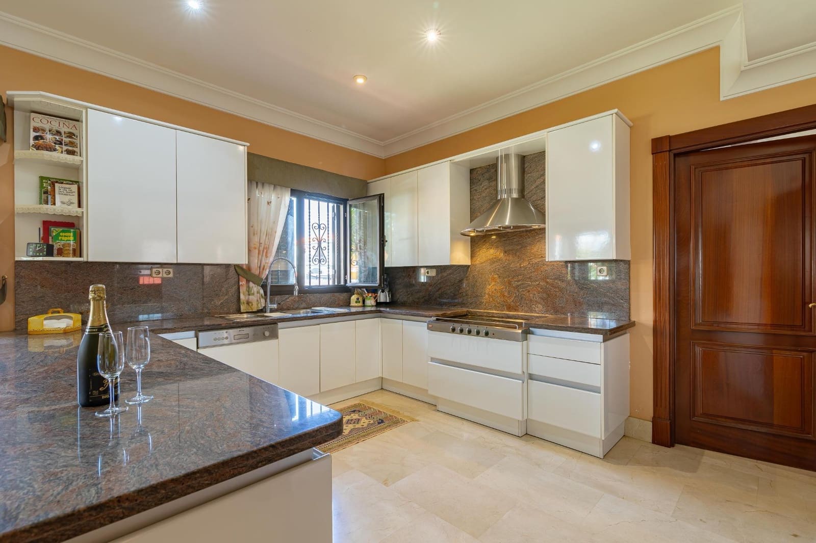 7 slaapkamer Villa te koop in Sonneland met zwembad garage - € 3.500.000 (Ref: 8028576)