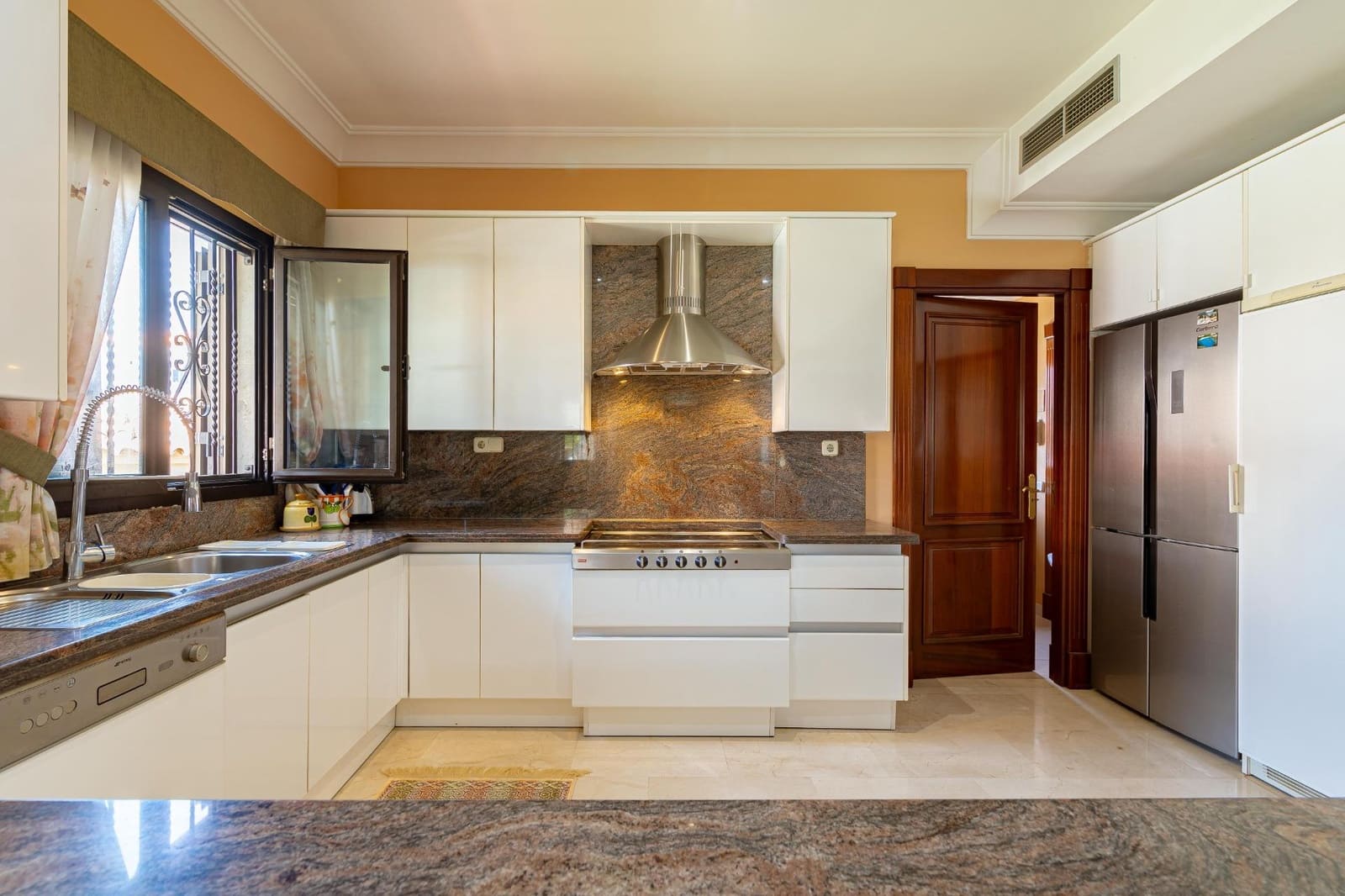 7 slaapkamer Villa te koop in Sonneland met zwembad garage - € 3.500.000 (Ref: 8028576)