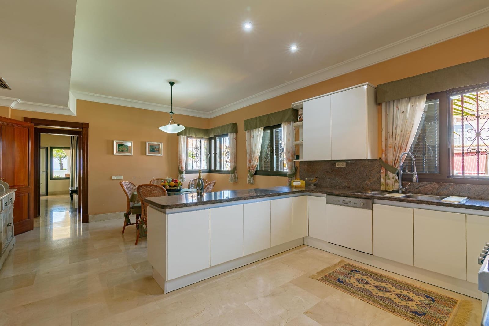 7 slaapkamer Villa te koop in Sonneland met zwembad garage - € 3.500.000 (Ref: 8028576)