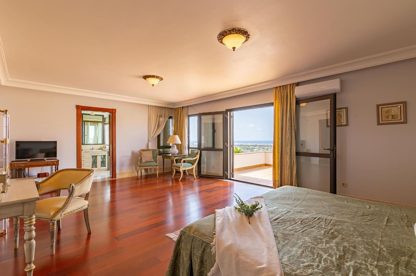 7 slaapkamer Villa te koop in Sonneland met zwembad garage - € 3.500.000 (Ref: 8028576)