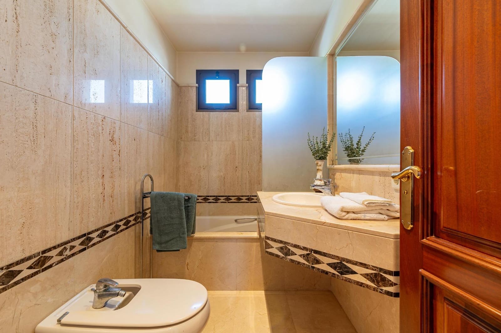 7 slaapkamer Villa te koop in Sonneland met zwembad garage - € 3.500.000 (Ref: 8028576)