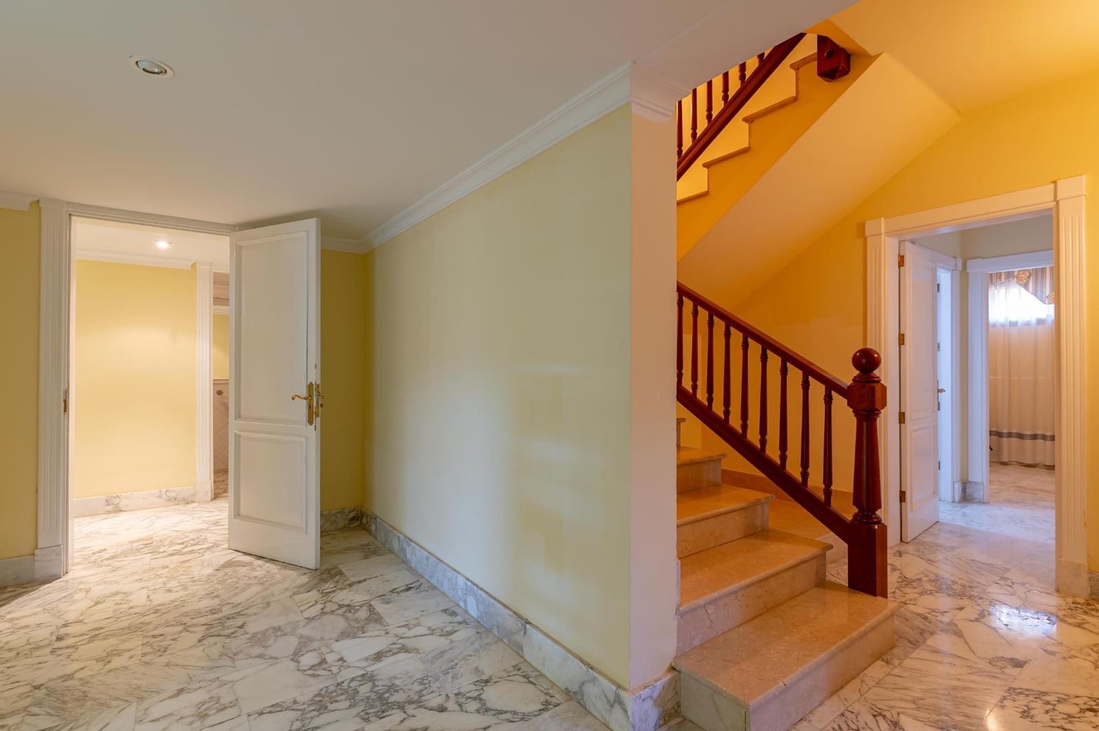 7 slaapkamer Villa te koop in Sonneland met zwembad garage - € 3.500.000 (Ref: 8028576)