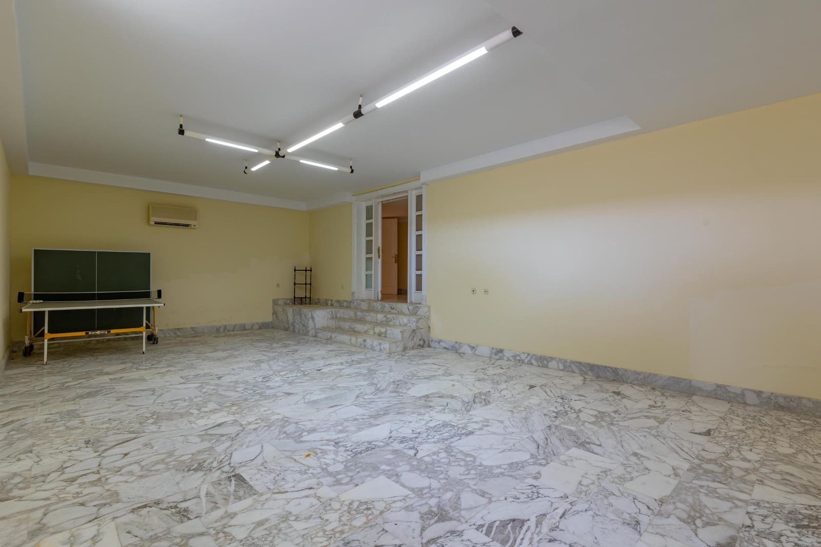 7 slaapkamer Villa te koop in Sonneland met zwembad garage - € 3.500.000 (Ref: 8028576)