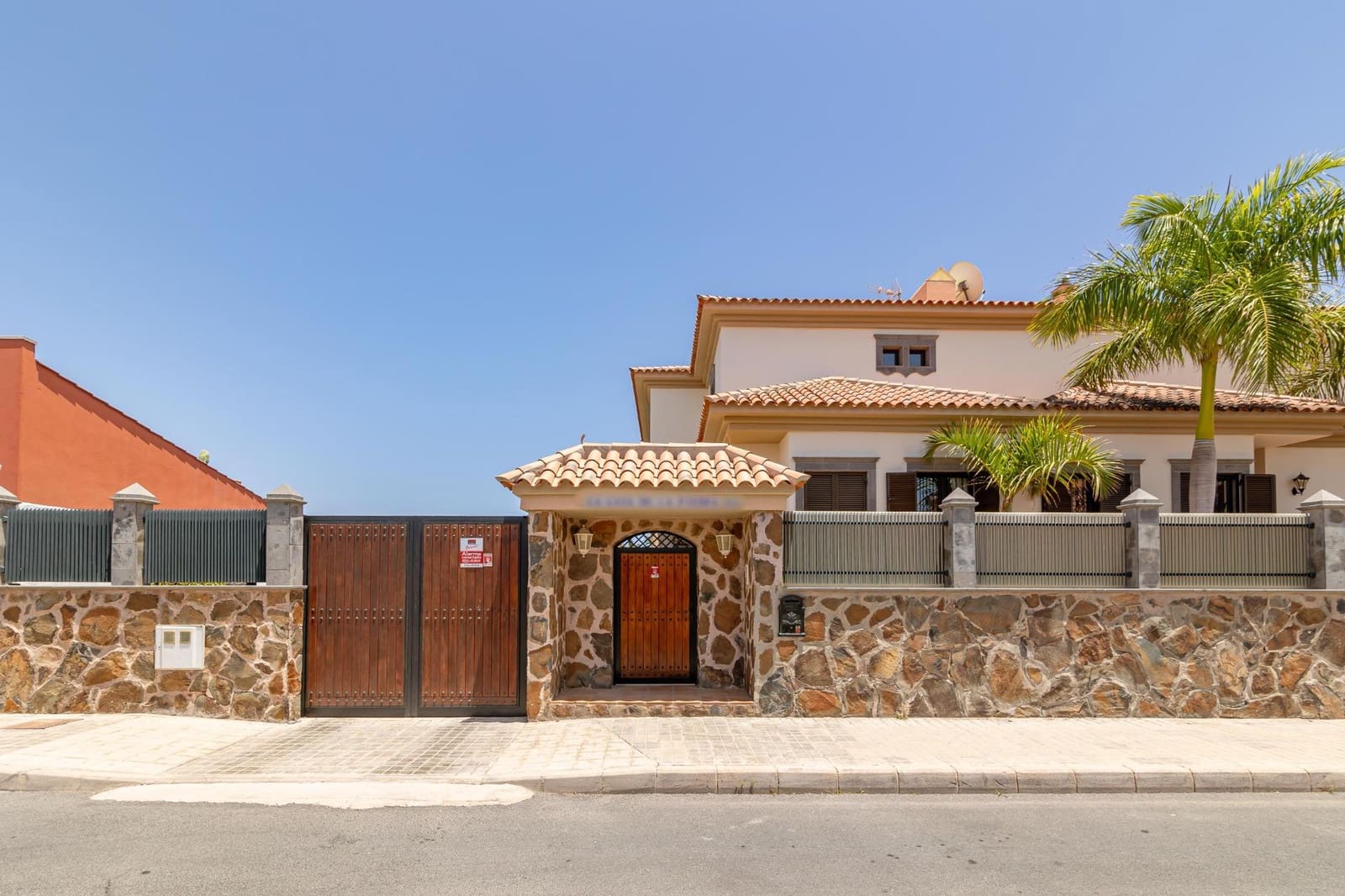 7 slaapkamer Villa te koop in Sonneland met zwembad garage - € 3.500.000 (Ref: 8028576)