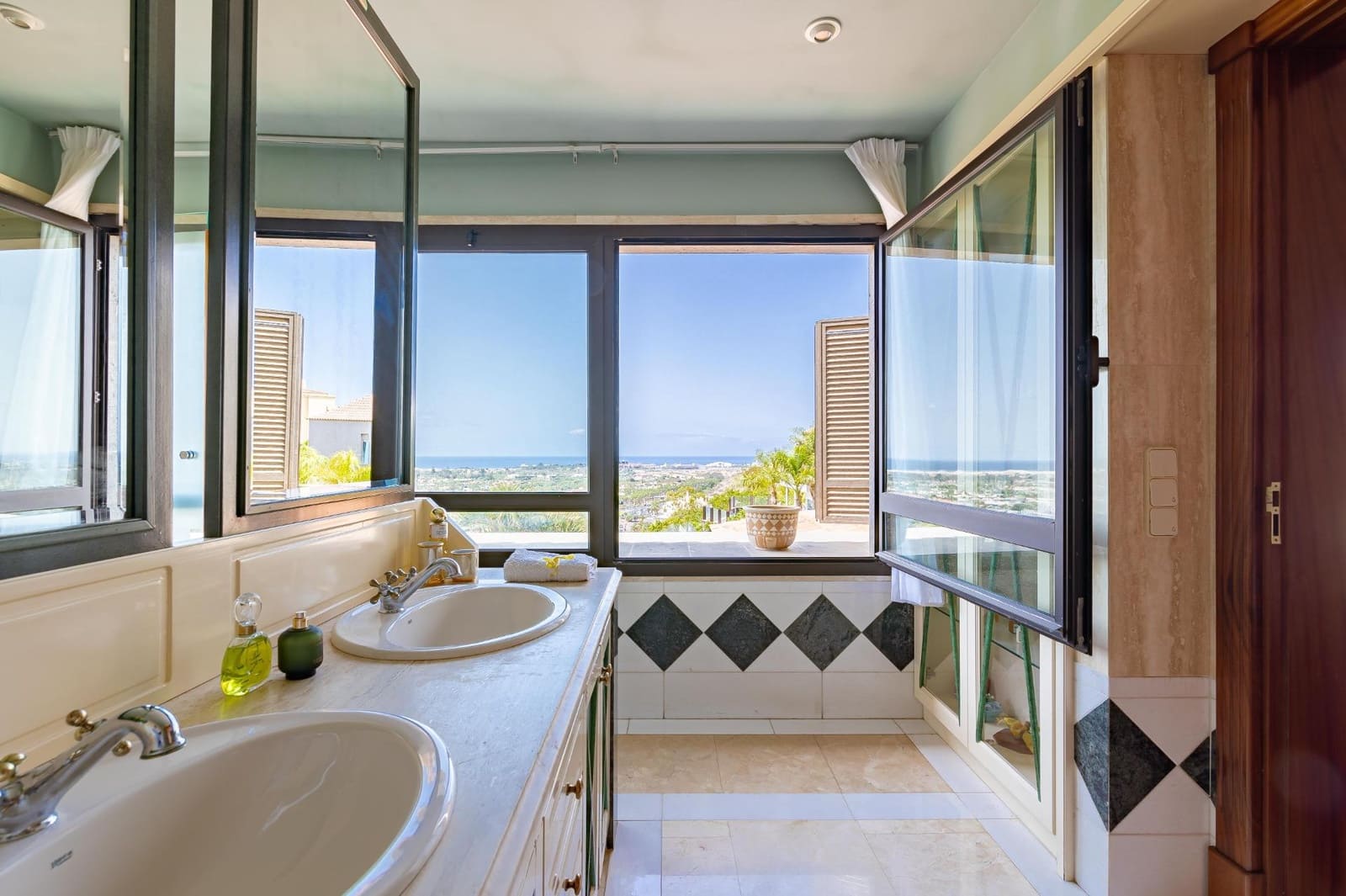 7 soverom Villa til salgs i Sonneland med svømmebasseng garasje - € 3 500 000 (Ref: 8028576)