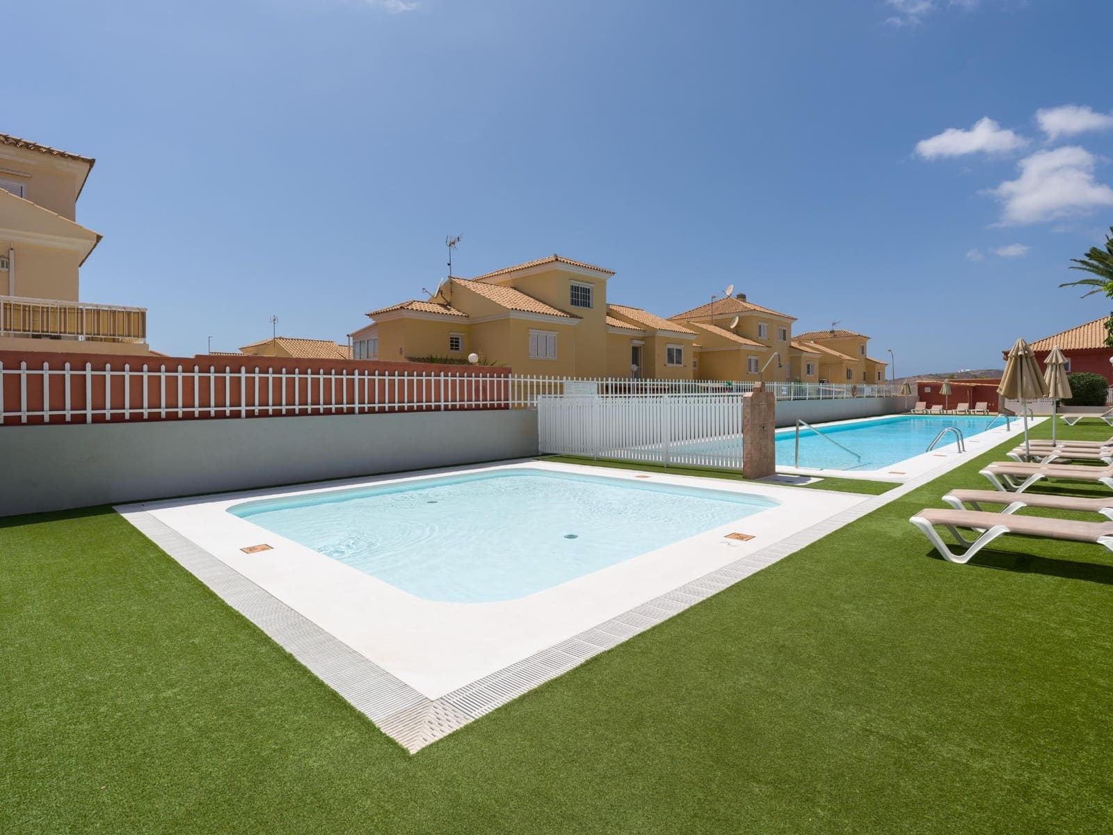 4 soveværelse Semi-Rækkehus til salg i Sonneland med swimmingpool - € 650.000 (Ref: 9232803)