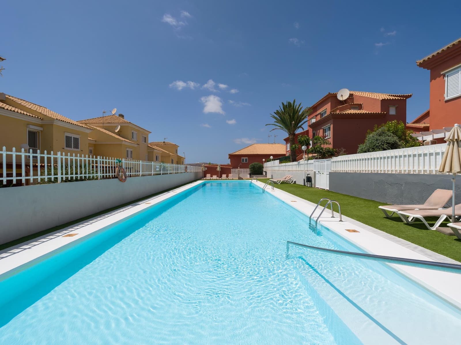 4 soveværelse Semi-Rækkehus til salg i Sonneland med swimmingpool - € 595.000 (Ref: 9232803)