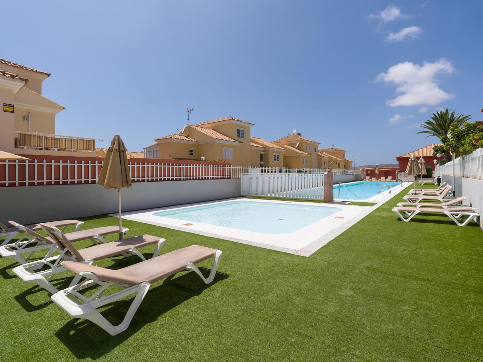 4 soveværelse Semi-Rækkehus til salg i Sonneland med swimmingpool - € 595.000 (Ref: 9232803)