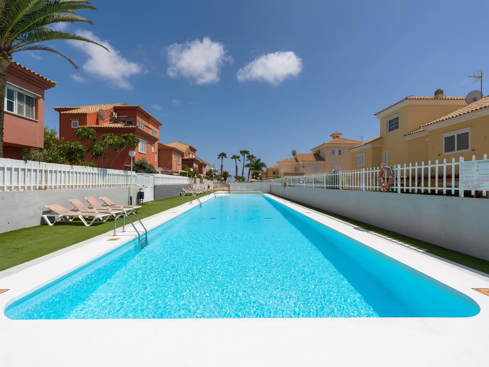 4 soveværelse Semi-Rækkehus til salg i Sonneland med swimmingpool - € 595.000 (Ref: 9232803)