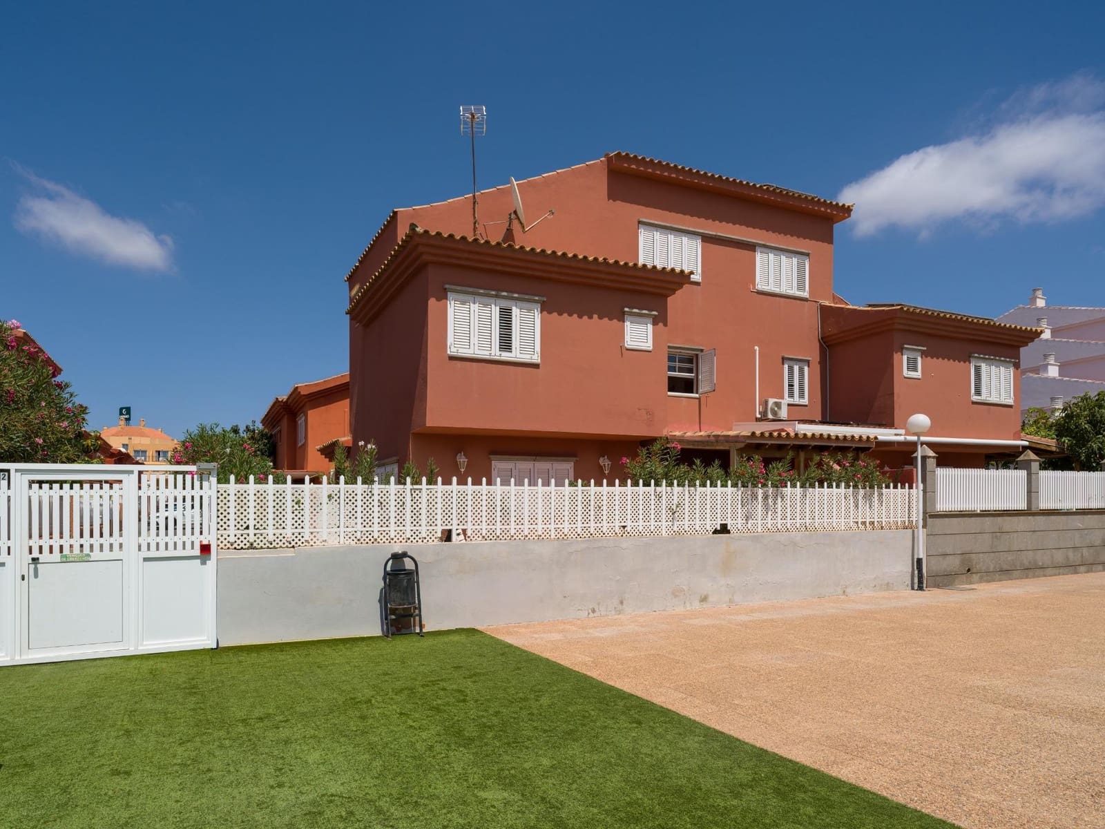 4 bedroom Semi-detached Villa for sale in Sonneland with pool - € 595,000 (Ref: 9232803)