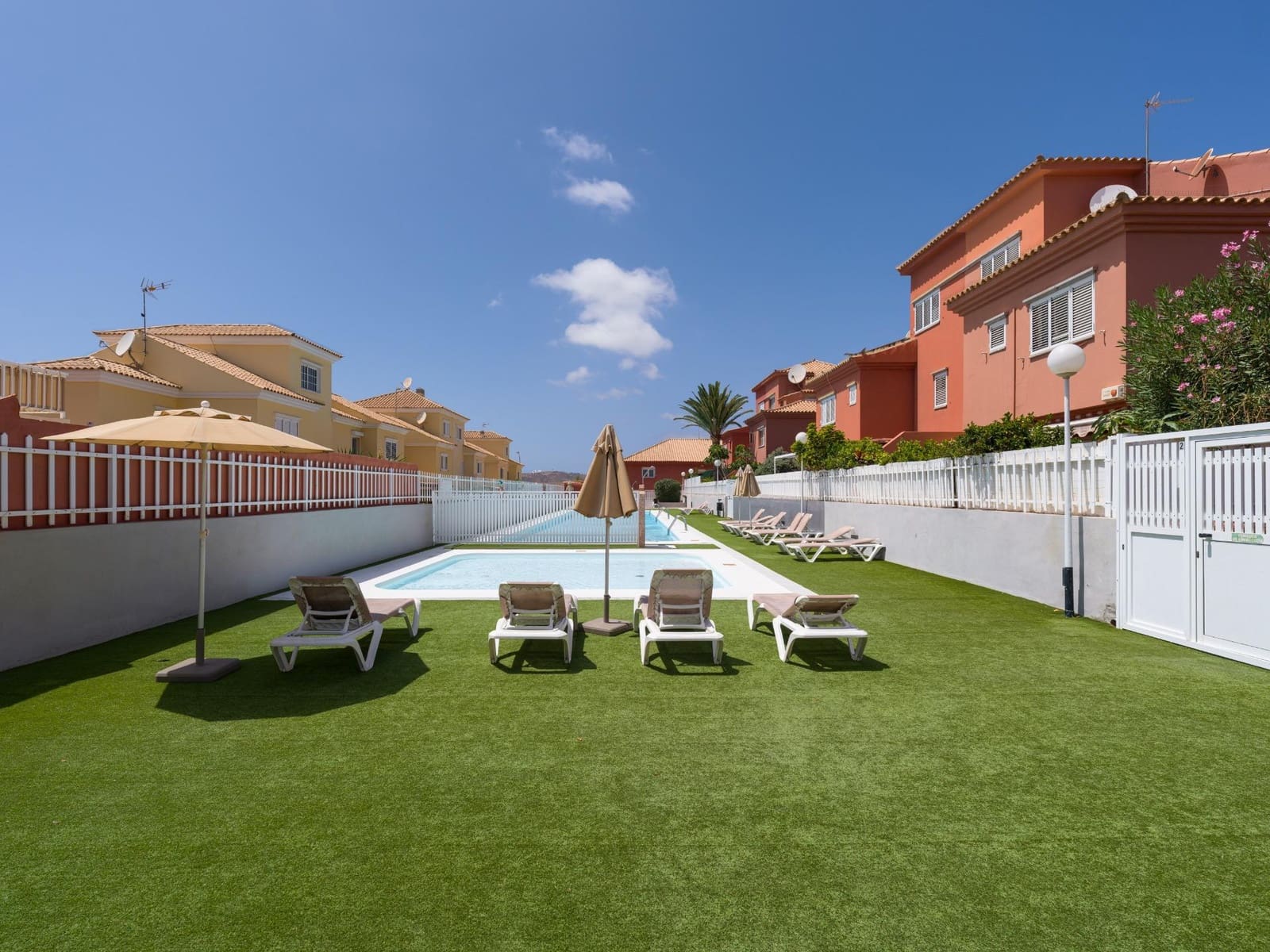 4 quarto Moradia Geminada para venda em Sonneland com piscina - 595 000 € (Ref: 9232803)