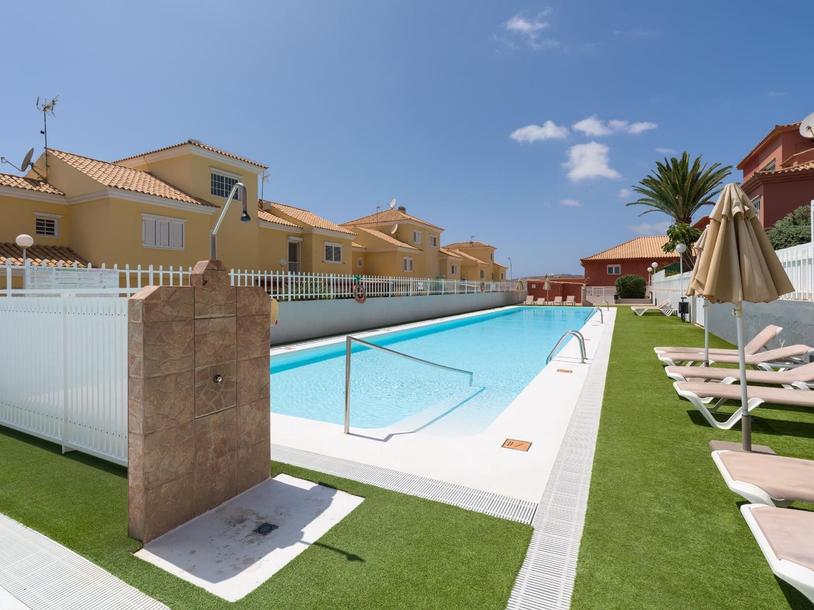 4 quarto Moradia Geminada para venda em Sonneland com piscina - 595 000 € (Ref: 9232803)