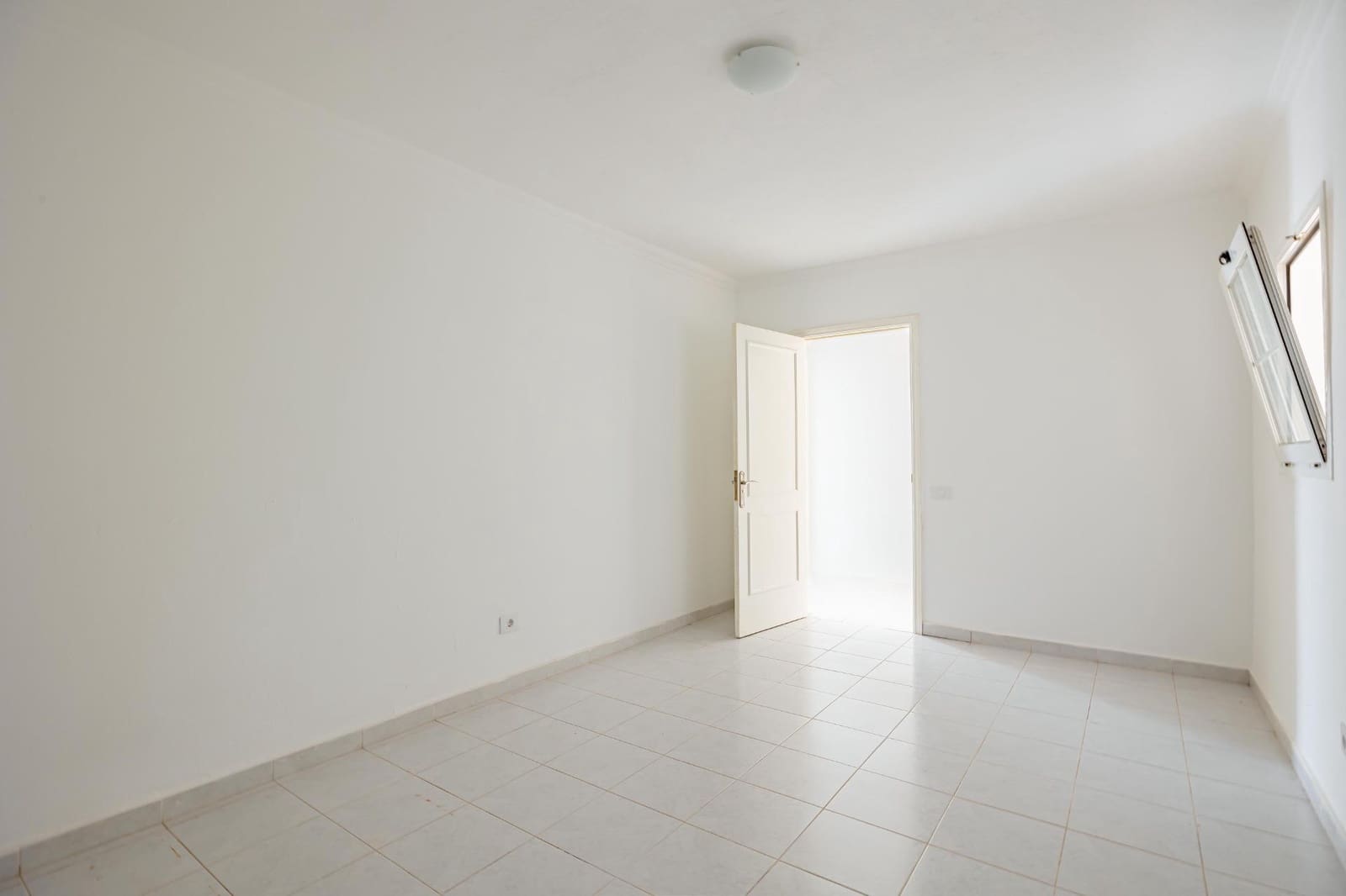 4 soveværelse Semi-Rækkehus til leje i Montana la Data med swimmingpool - € 2.300 (Ref: 9264369)