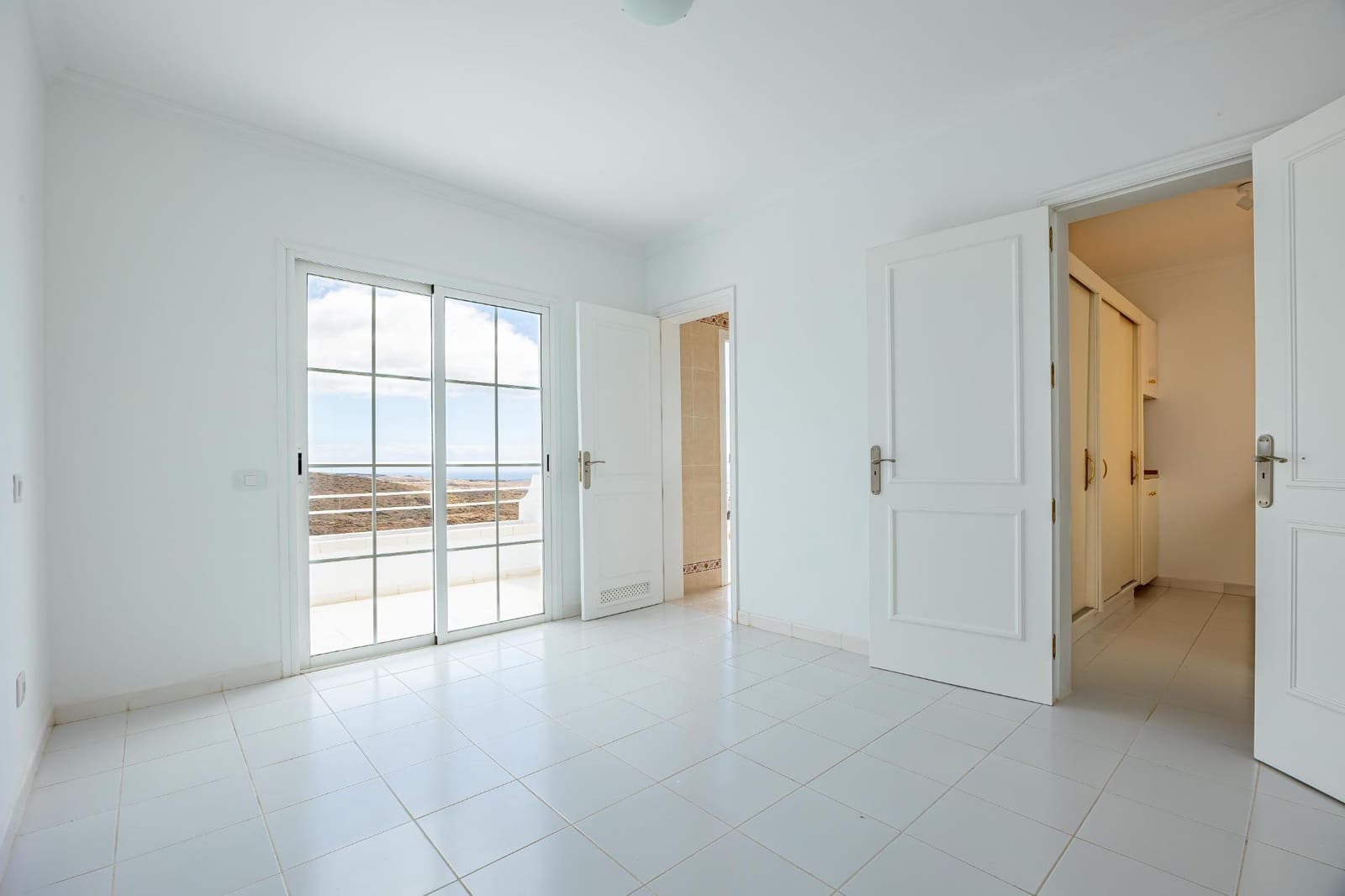 4 soveværelse Semi-Rækkehus til leje i Montana la Data med swimmingpool - € 2.300 (Ref: 9264369)