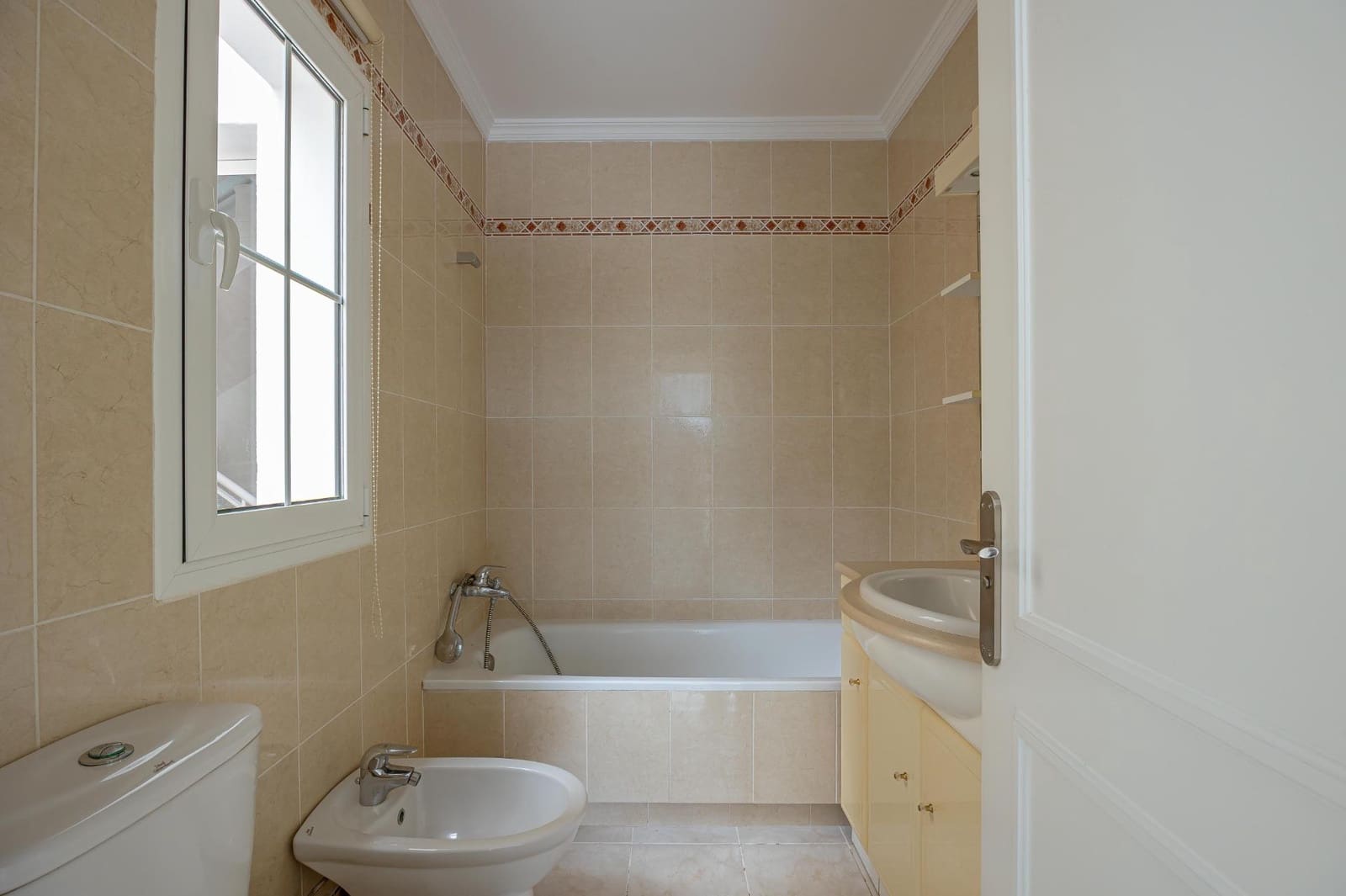 4 soveværelse Semi-Rækkehus til leje i Montana la Data med swimmingpool - € 2.300 (Ref: 9264369)