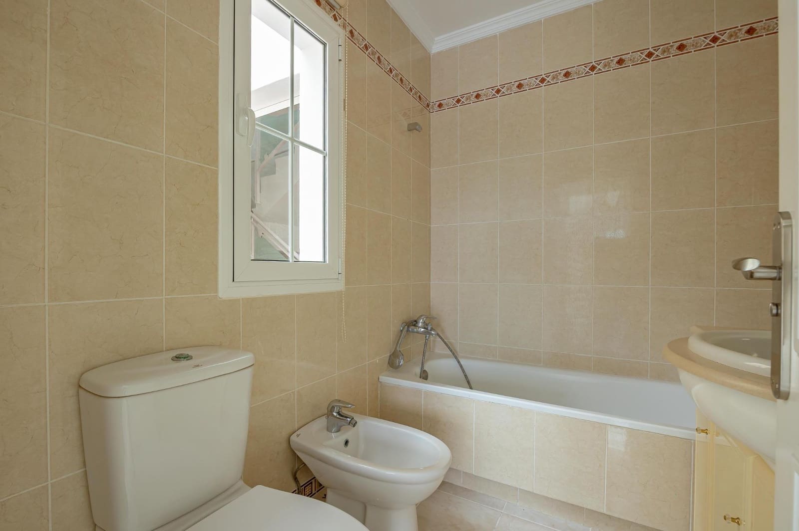 4 soveværelse Semi-Rækkehus til leje i Montana la Data med swimmingpool - € 2.300 (Ref: 9264369)