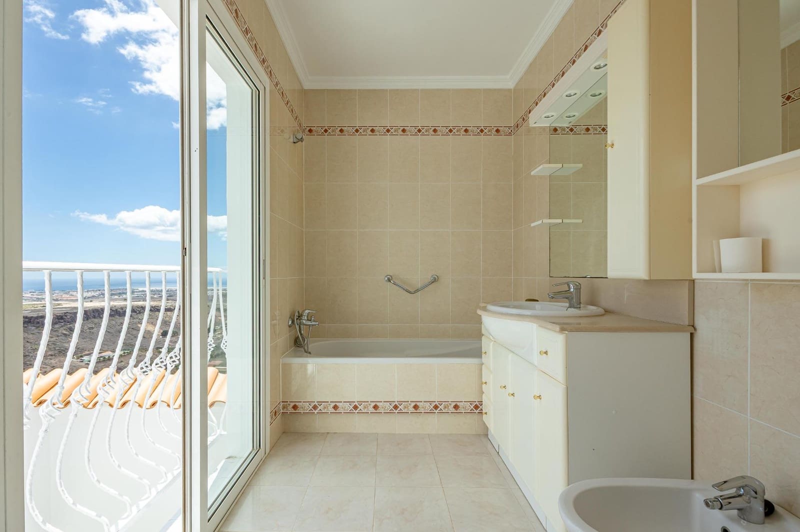 4 soveværelse Semi-Rækkehus til leje i Montana la Data med swimmingpool - € 2.300 (Ref: 9264369)