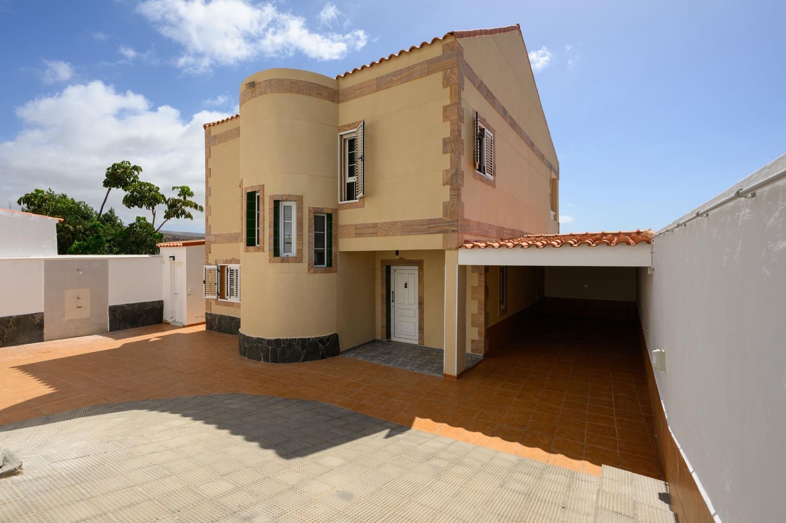 4 bedroom Villa for sale in Montana la Data with pool garage - € 798,000 (Ref: 9438156)