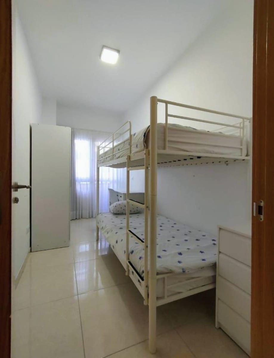 Piso de 4 habitaciones en Las Palmas de Gran Canaria en alquiler - 1.500 € (Ref: 9970799)