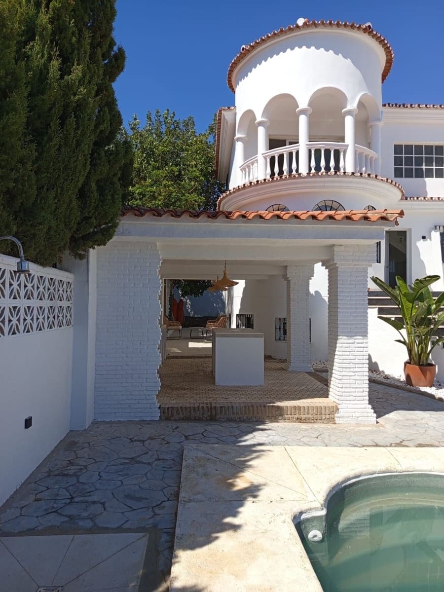 5 soverom Villa til salgs i Arroyo de la Miel med svømmebasseng garasje - € 950 000 (Ref: 10085478)