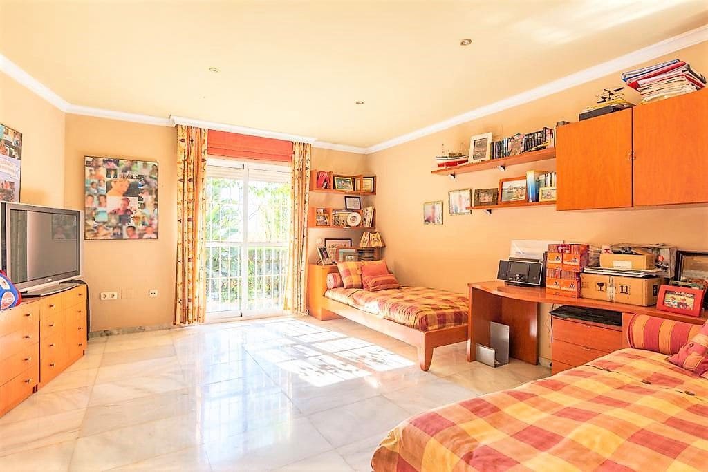 4 soverom Villa til salgs i Malaga by med svømmebasseng garasje - € 1 280 000 (Ref: 7344670)