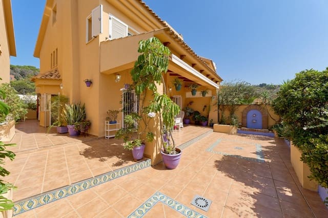 5 soveværelse Semi-Rækkehus til salg i Parque Clavero, Málaga by med swimmingpool garage - € 869.500 (Ref: 9097877)