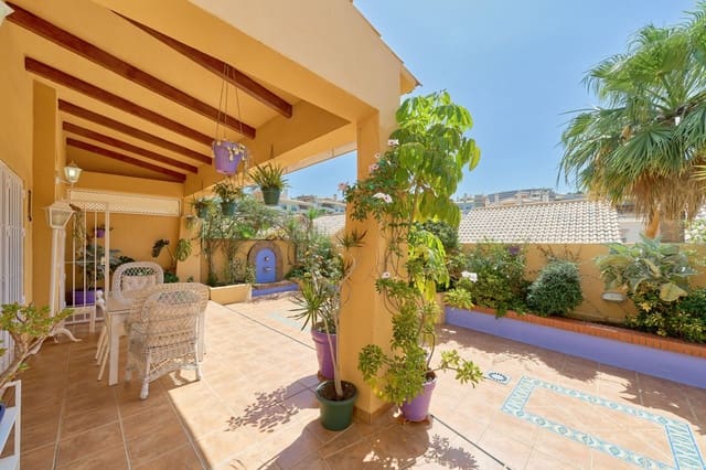 5 soveværelse Semi-Rækkehus til salg i Parque Clavero, Málaga by med swimmingpool garage - € 869.500 (Ref: 9097877)