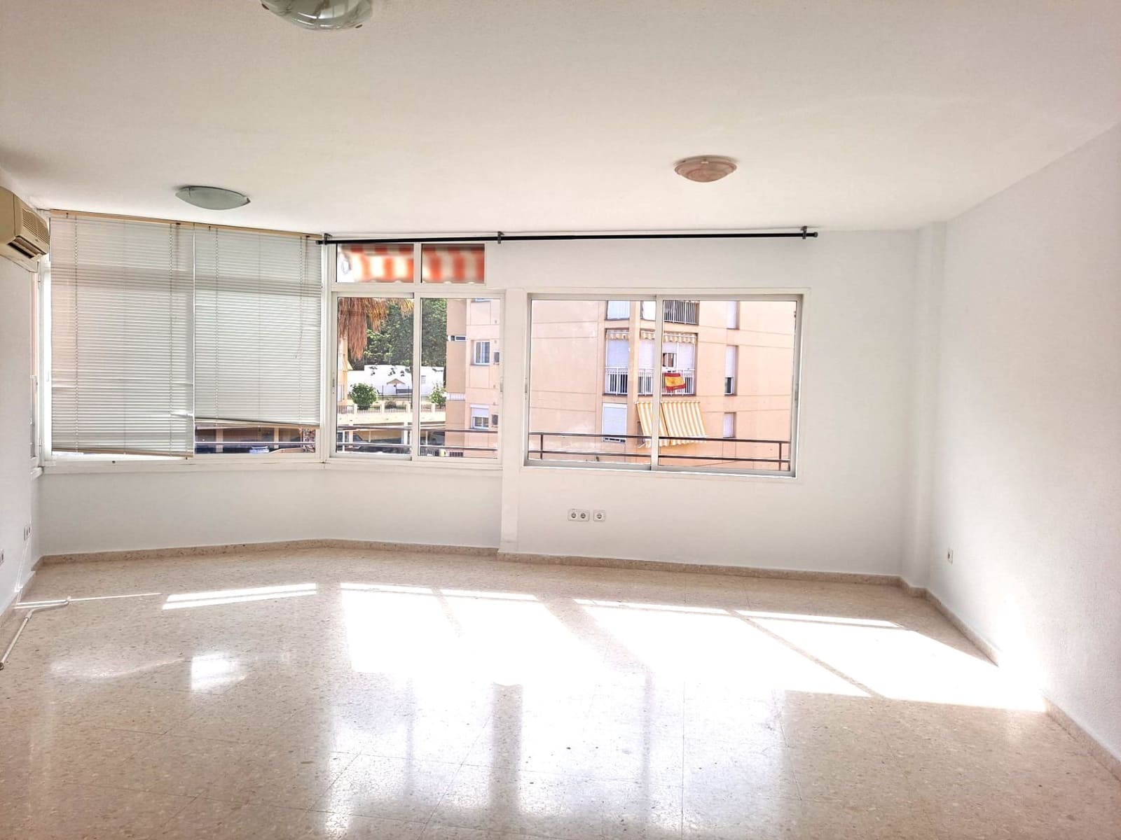 3 makuuhuone Asunto vuokrattavana paikassa Malaga kaupunki mukana uima-altaan - 1 600 € (Ref: 9501852)