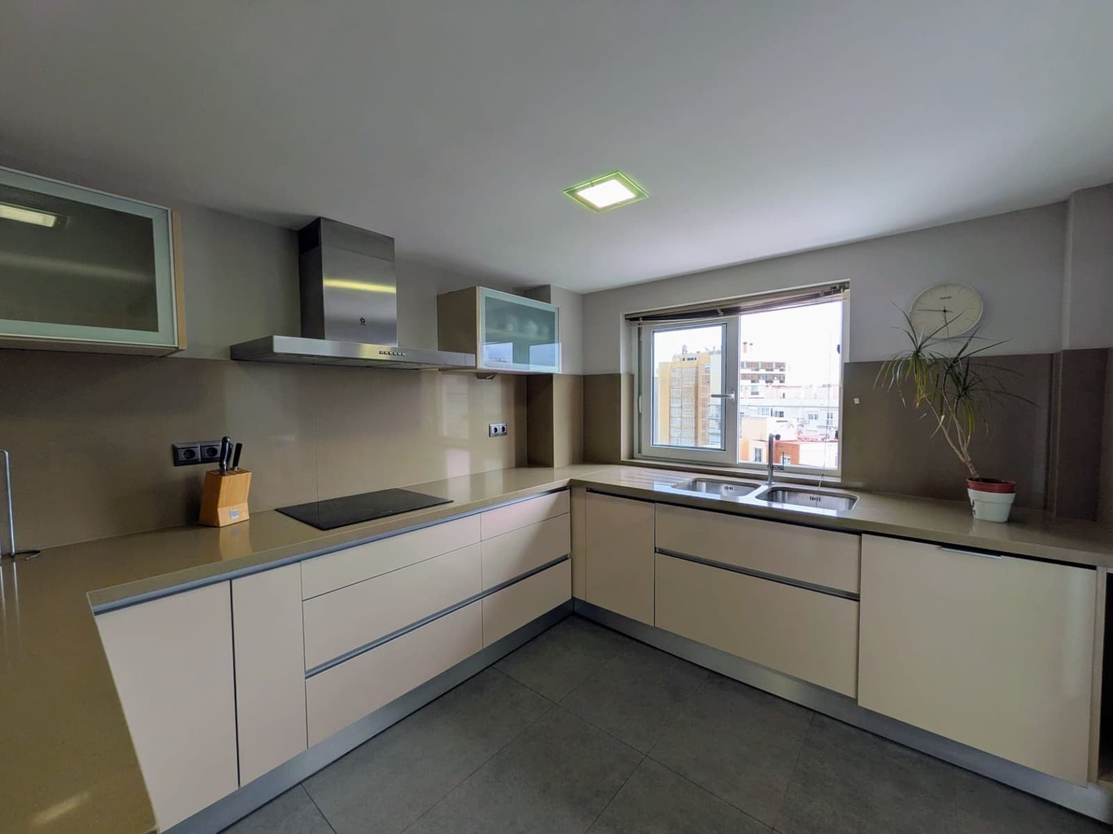 Piso de 3 habitaciones en Málaga ciudad en alquiler con garaje - 5.000 € (Ref: 9540780)