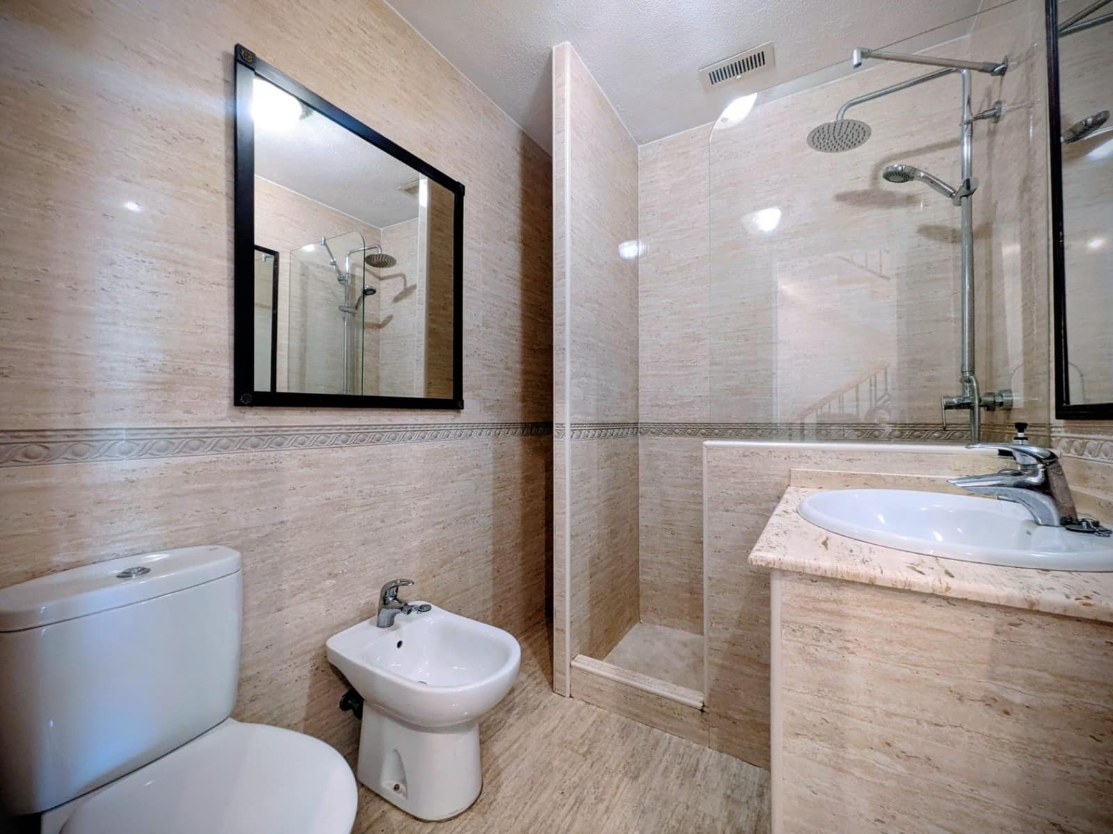 3 soveværelse Semi-Rækkehus til salg i Malaga by med swimmingpool garage - € 575.000 (Ref: 9543054)