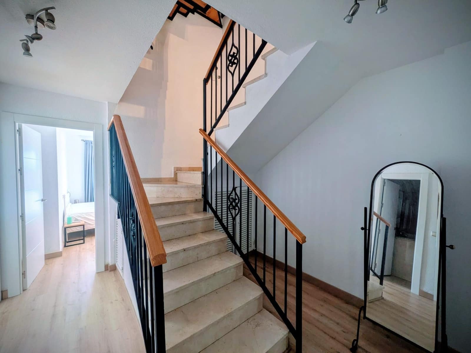 3 soveværelse Semi-Rækkehus til salg i Malaga by med swimmingpool garage - € 575.000 (Ref: 9543054)