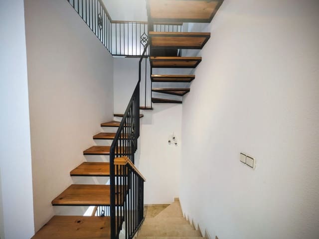 3 soveværelse Semi-Rækkehus til salg i Cerrado de Calderon, Málaga by med swimmingpool garage - € 575.000 (Ref: 9543054)