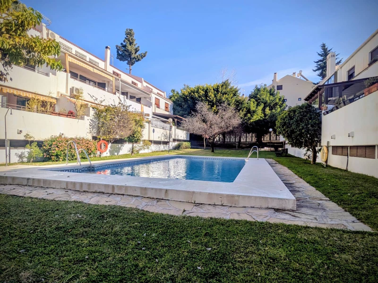 3 soveværelse Semi-Rækkehus til salg i Malaga by med swimmingpool garage - € 575.000 (Ref: 9543054)
