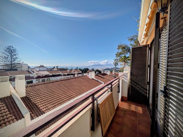 3 soveværelse Semi-Rækkehus til salg i Cerrado de Calderon, Málaga by med swimmingpool garage - € 575.000 (Ref: 9543054)