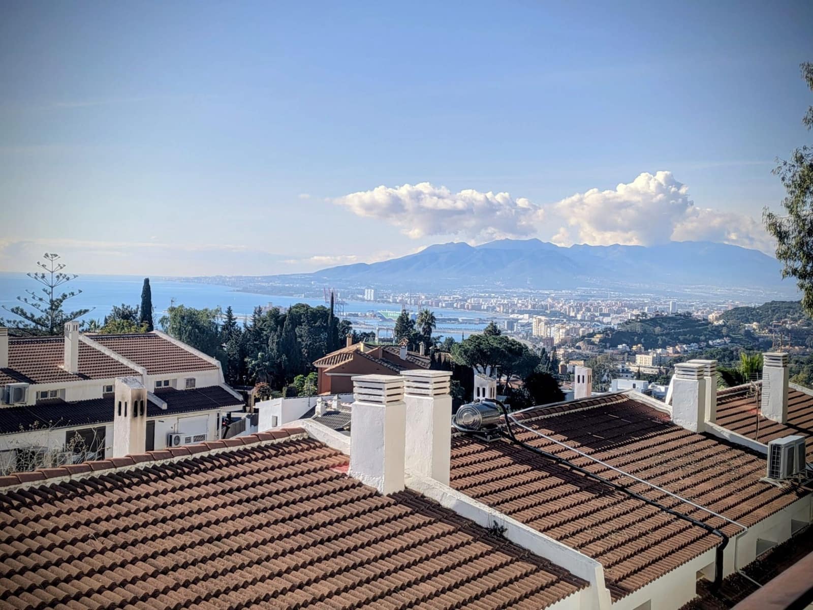 3 soveværelse Semi-Rækkehus til salg i Malaga by med swimmingpool garage - € 575.000 (Ref: 9543054)