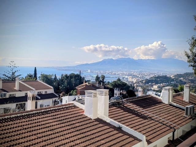 3 soveværelse Semi-Rækkehus til salg i Cerrado de Calderon, Málaga by med swimmingpool garage - € 575.000 (Ref: 9543054)