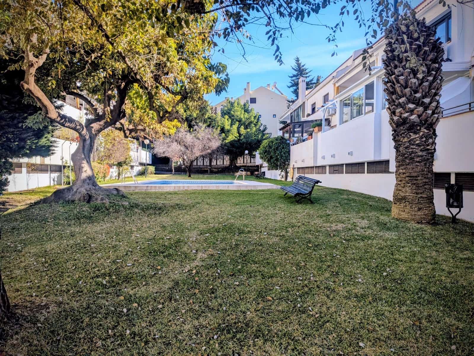 3 soveværelse Semi-Rækkehus til salg i Malaga by med swimmingpool garage - € 575.000 (Ref: 9543054)