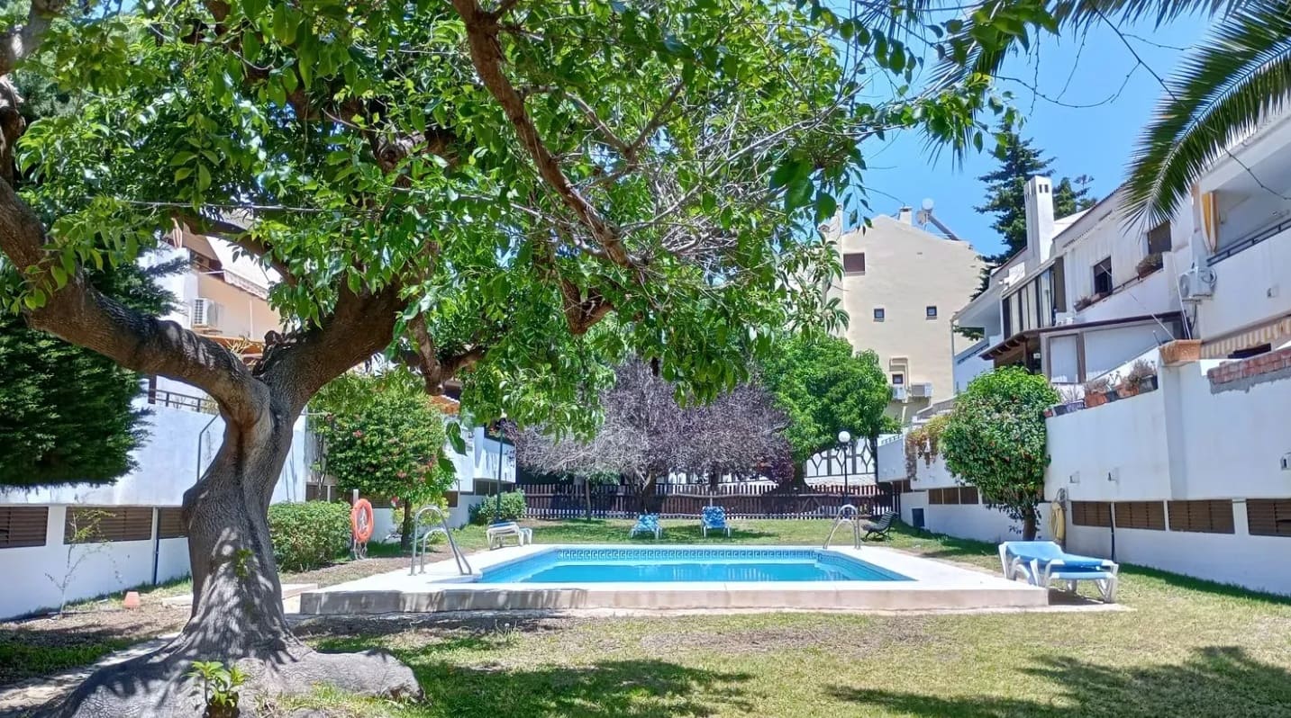 3 soveværelse Semi-Rækkehus til salg i Malaga by med swimmingpool garage - € 575.000 (Ref: 9543054)