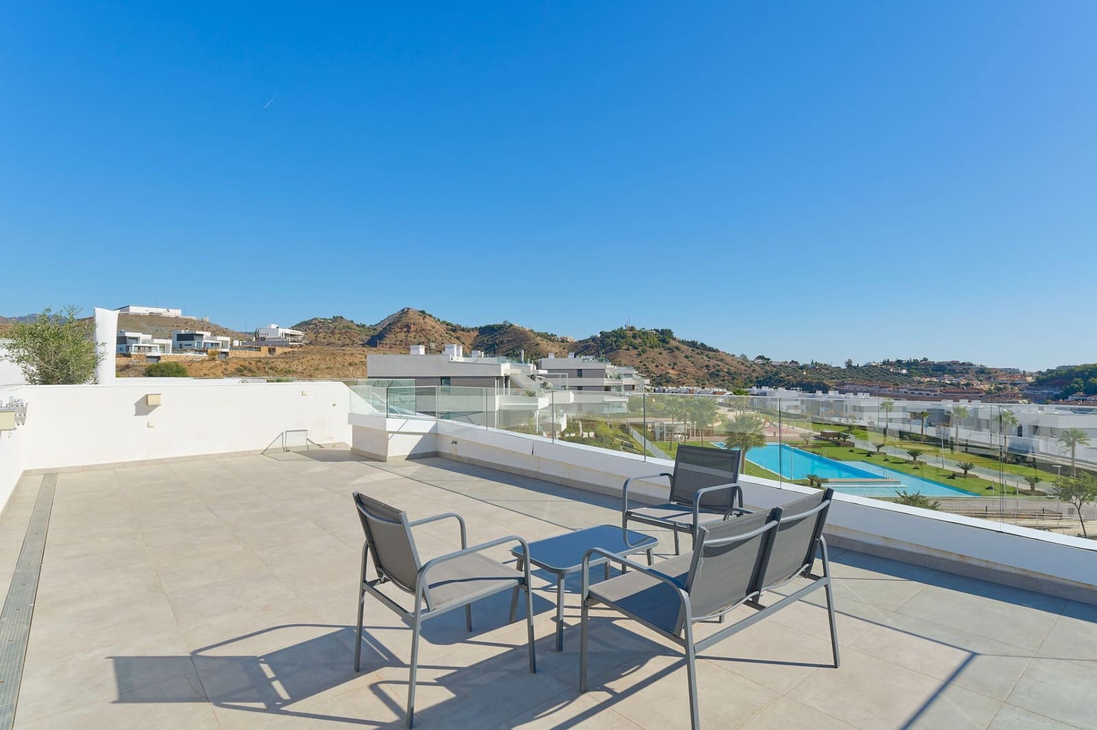 4 soverom Penthouse til salgs i Malaga by med svømmebasseng garasje - € 990 000 (Ref: 9721090)