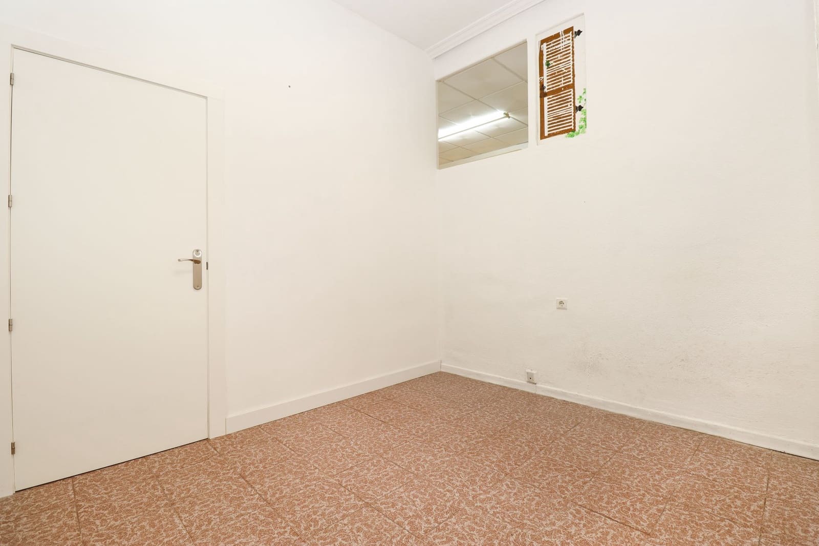 Kaupallinen myytävänä paikassa Torrevieja - 126 000 € (Ref: 9460668)